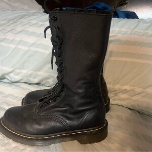 Used Dr.Martens size 5 can fits a women size 7